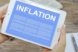 “Los riesgos para la inflación en EU son al alza”, advierte el jefe de la Fed