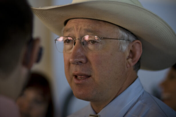 ¡A todo pulmón! Ken Salazar canta canción mexicana