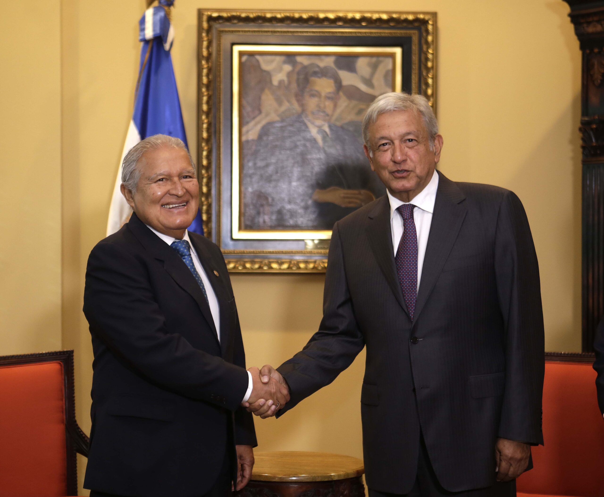 López Obrador encabeza Grito de Independencia ante miles de personas